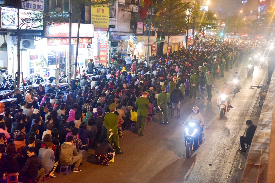 Hàng nghìn người ngồi lòng đường hành lễ giải hạn chùa Phúc Khánh - 2 Hàng nghìn người ngồi lòng đường hành lễ giải hạn chùa Phúc Khánh - 2