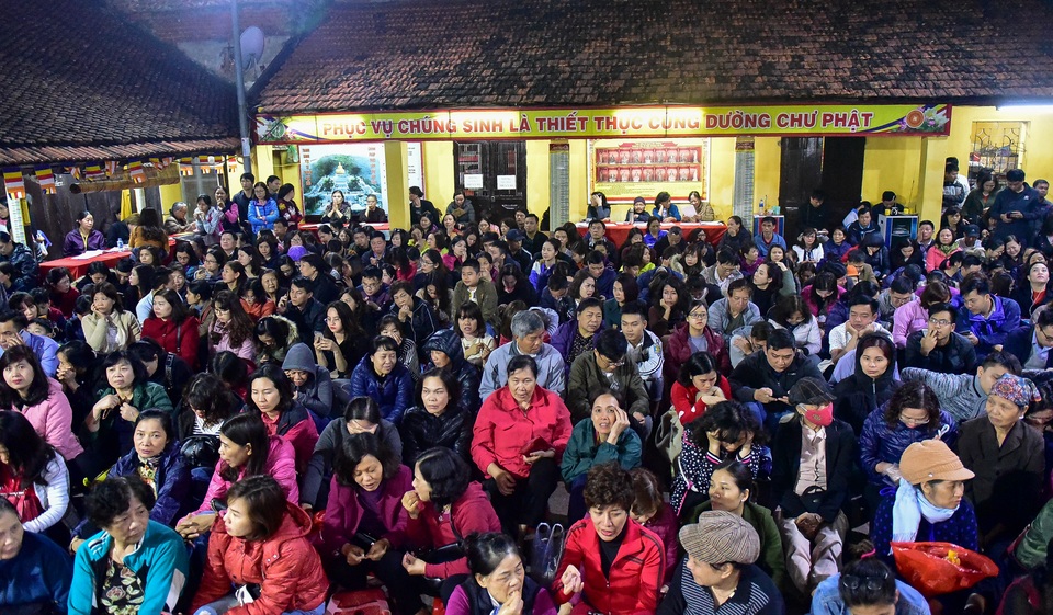 Hàng nghìn người ngồi lòng đường hành lễ giải hạn chùa Phúc Khánh - 1 Hàng nghìn người ngồi lòng đường hành lễ giải hạn chùa Phúc Khánh - 1