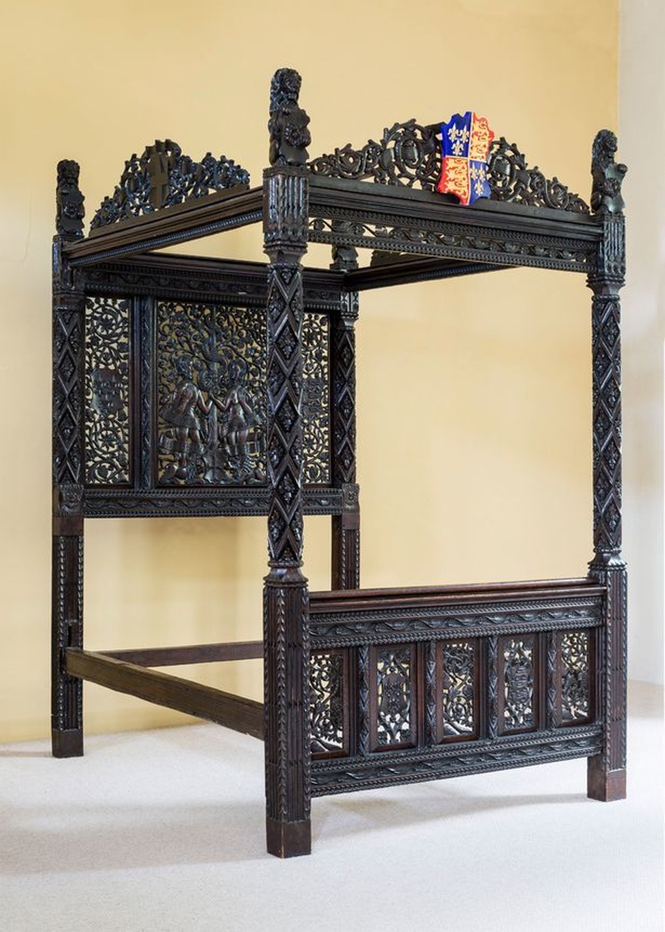 Giường của Vua Henry VII vô tình được dùng ở khách sạn trong 15 năm - 2 Giường của Vua Henry VII vô tình được dùng ở khách sạn trong 15 năm - 2