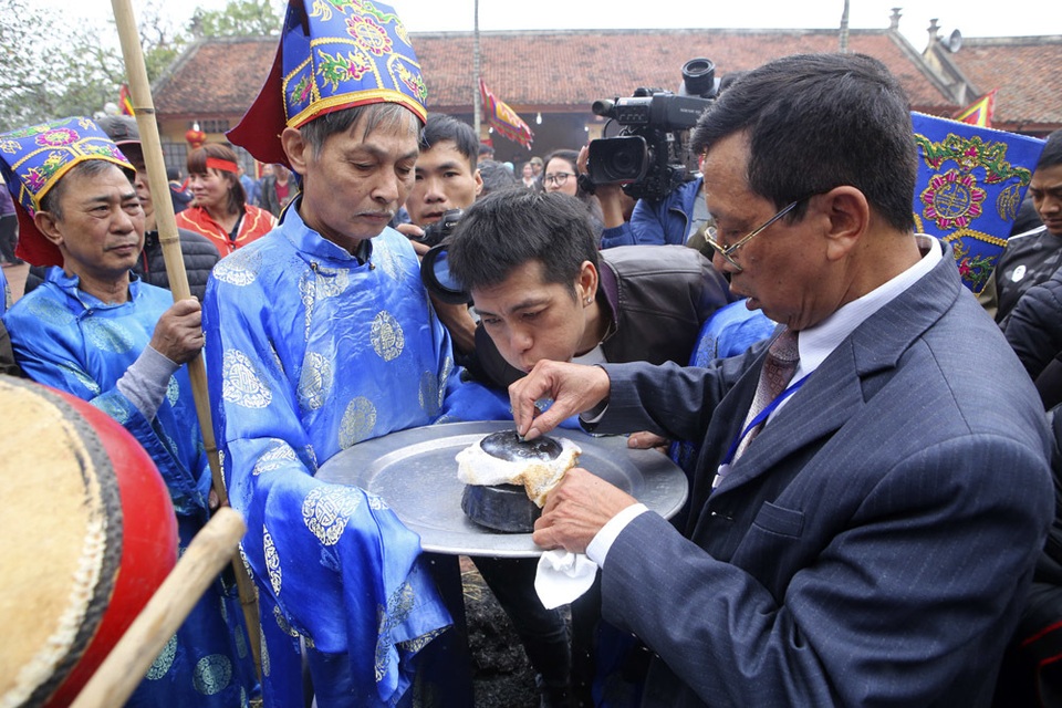 Tạo lửa theo cách cổ xưa để nấu cơm thi ở Hà Nội - 13 Tạo lửa theo cách cổ xưa để nấu cơm thi ở Hà Nội - 13