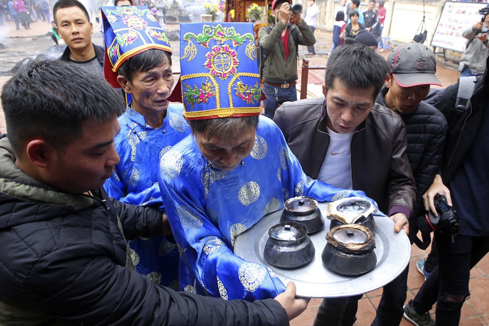 Tạo lửa theo cách cổ xưa để nấu cơm thi ở Hà Nội - 14 Tạo lửa theo cách cổ xưa để nấu cơm thi ở Hà Nội - 14