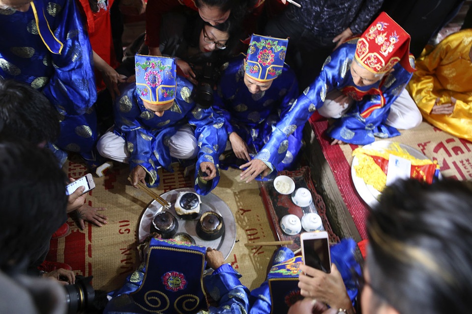 Tạo lửa theo cách cổ xưa để nấu cơm thi ở Hà Nội - 15 Tạo lửa theo cách cổ xưa để nấu cơm thi ở Hà Nội - 15