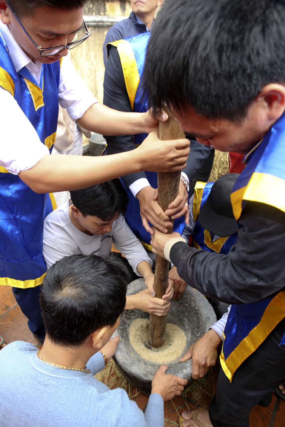 Tạo lửa theo cách cổ xưa để nấu cơm thi ở Hà Nội - 5 Tạo lửa theo cách cổ xưa để nấu cơm thi ở Hà Nội - 5