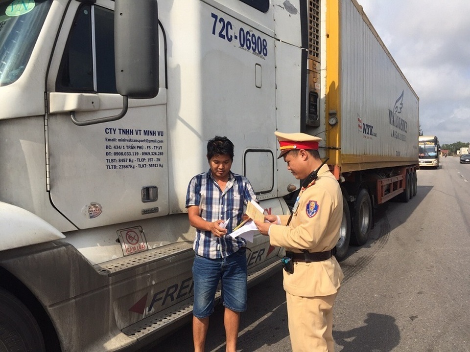 2 ngày xử phạt hơn 140 phương tiện vi phạm giao thông - 2 2 ngày xử phạt hơn 140 phương tiện vi phạm giao thông - 2