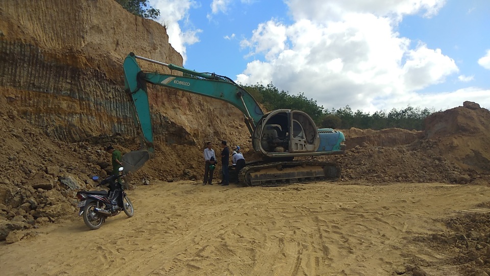Đột kích “công trường” khai thác đất sét trái phép trong đêm tại Kon Tum! - 1 Đột kích “công trường” khai thác đất sét trái phép trong đêm tại Kon Tum! - 1