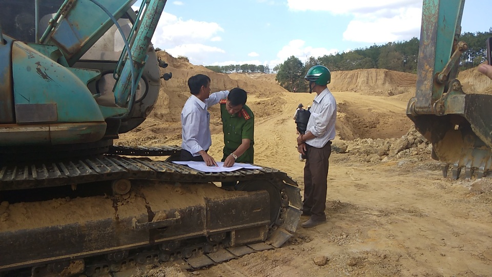 Đột kích “công trường” khai thác đất sét trái phép trong đêm tại Kon Tum! - 4 Đột kích “công trường” khai thác đất sét trái phép trong đêm tại Kon Tum! - 4