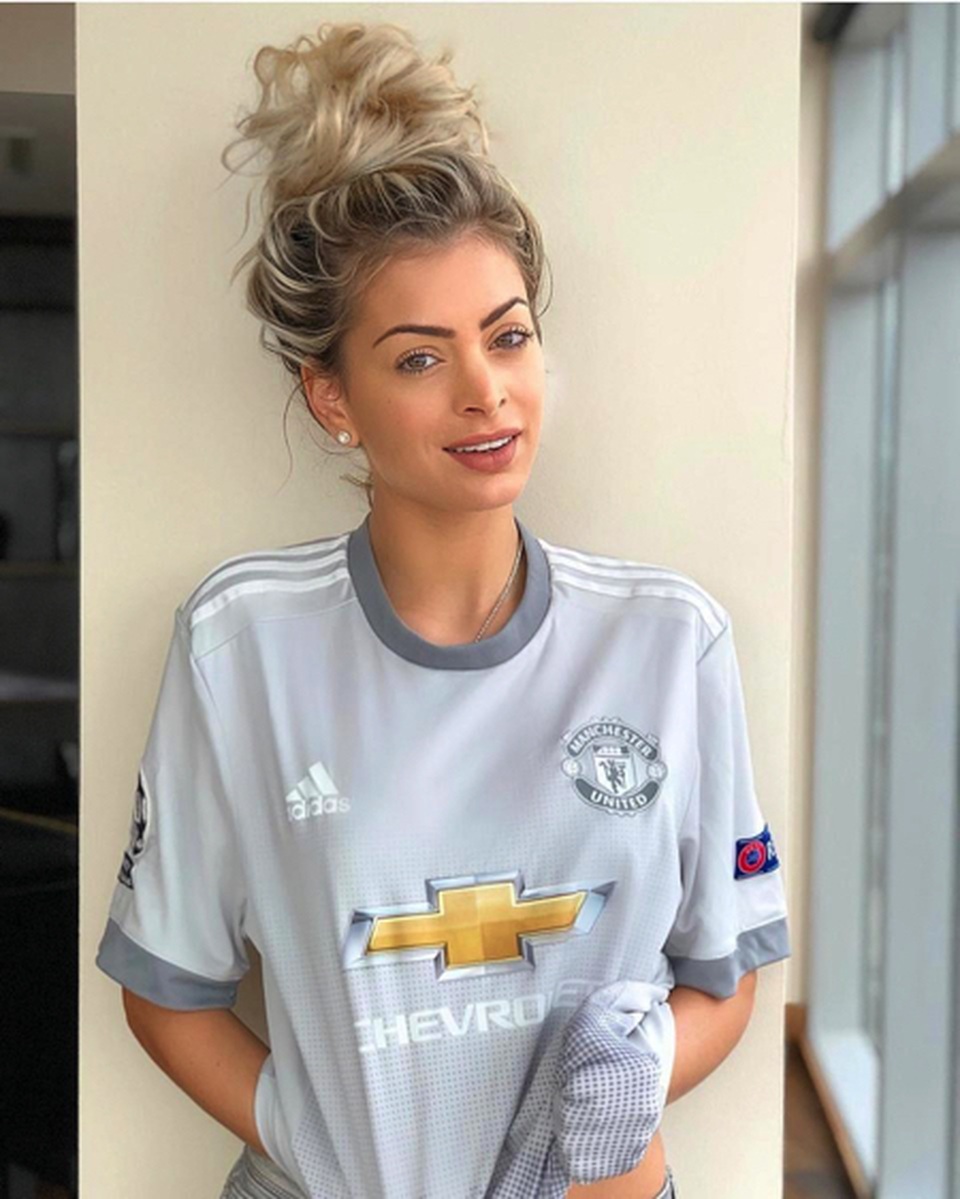 Bạn gái cầu thủ MU và PSG “đại chiến” nhan sắc trước cuộc đấu ở Old Trafford - 1 Bạn gái cầu thủ MU và PSG “đại chiến” nhan sắc trước cuộc đấu ở Old Trafford - 1