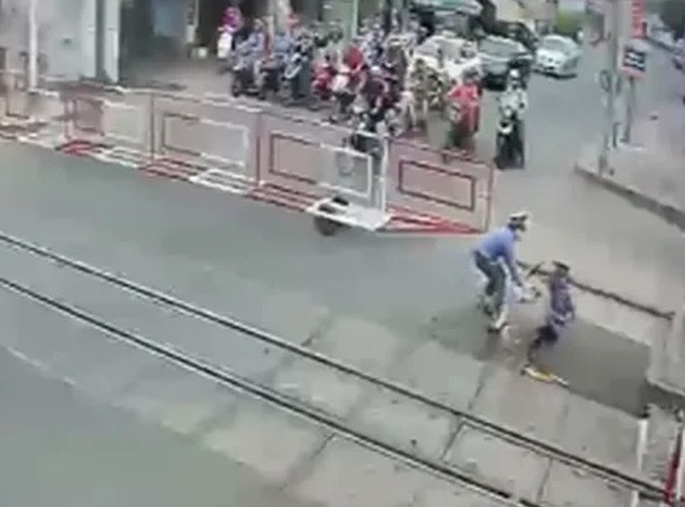 Bộ trưởng GTVT gửi thư khen 2 nữ nhân viên gác chắn cứu cụ bà thoát chết - 1 Bộ trưởng GTVT gửi thư khen 2 nữ nhân viên gác chắn cứu cụ bà thoát chết - 1