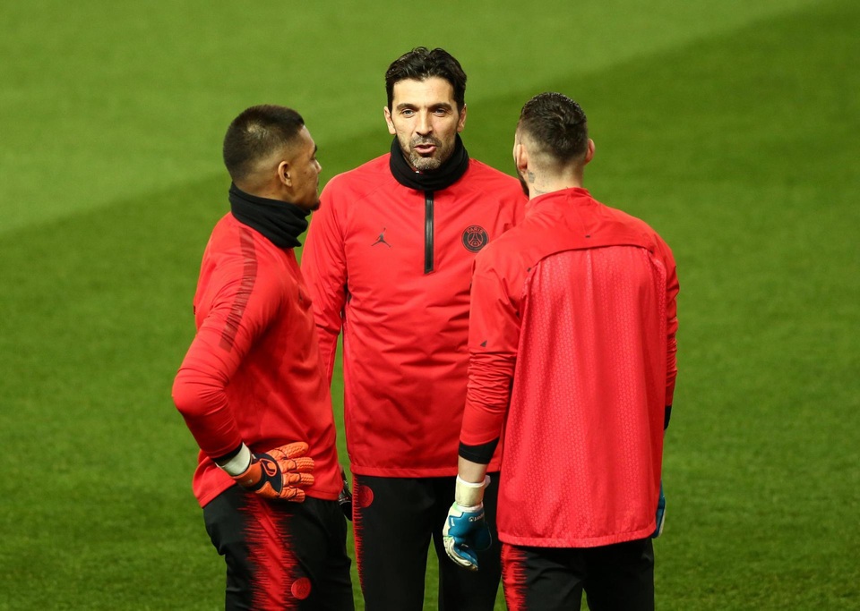 Các cầu thủ PSG luyện tập làm quen với mặt sân Old Trafford - 9 Các cầu thủ PSG luyện tập làm quen với mặt sân Old Trafford - 9