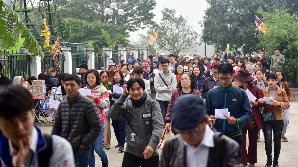 15.000 người chuyền tay phóng sinh hơn 10 tấn cá ở Hà Nội - 2 15.000 người chuyền tay phóng sinh hơn 10 tấn cá ở Hà Nội - 2