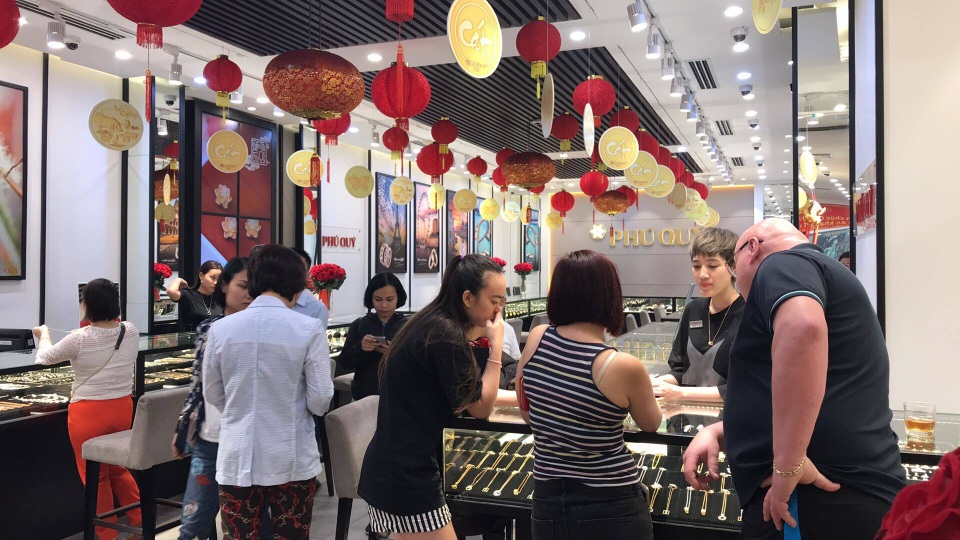 Dân công sở bỏ việc đầu năm, đổ đi mua vàng trước ngày vía Thần tài - 12 Dân công sở bỏ việc đầu năm, đổ đi mua vàng trước ngày vía Thần tài - 12