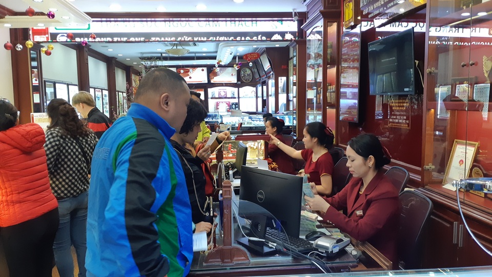 Dân công sở bỏ việc đầu năm, đổ đi mua vàng trước ngày vía Thần tài - 5 Dân công sở bỏ việc đầu năm, đổ đi mua vàng trước ngày vía Thần tài - 5