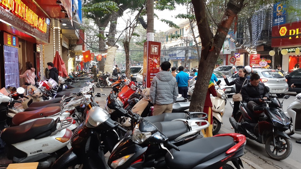 Dân công sở bỏ việc đầu năm, đổ đi mua vàng trước ngày vía Thần tài - 1 Dân công sở bỏ việc đầu năm, đổ đi mua vàng trước ngày vía Thần tài - 1