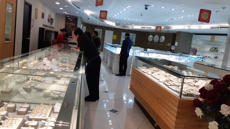 Dân công sở bỏ việc đầu năm, đổ đi mua vàng trước ngày vía Thần tài - 8 Dân công sở bỏ việc đầu năm, đổ đi mua vàng trước ngày vía Thần tài - 8