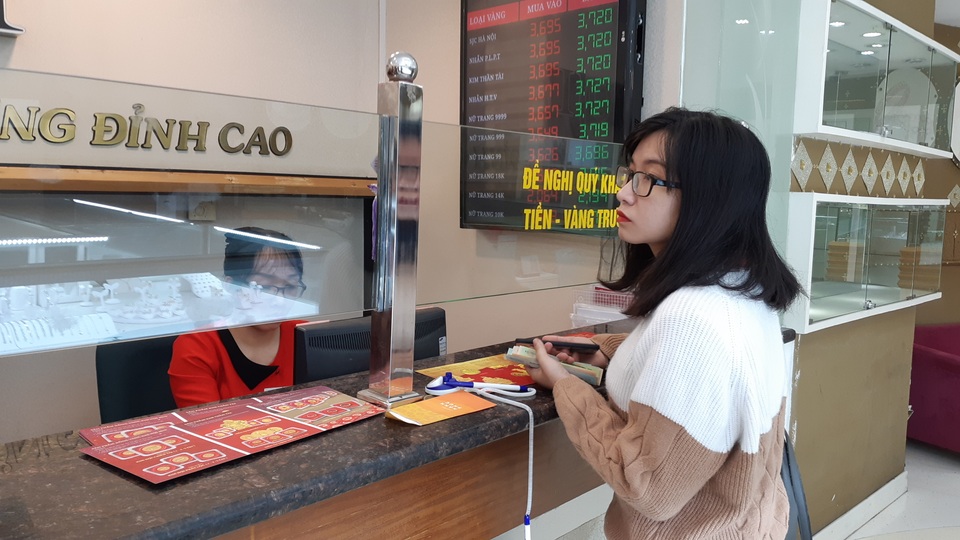 Dân công sở bỏ việc đầu năm, đổ đi mua vàng trước ngày vía Thần tài - 9 Dân công sở bỏ việc đầu năm, đổ đi mua vàng trước ngày vía Thần tài - 9