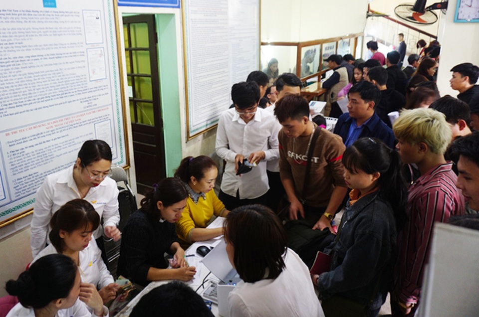 Người dân rồng rắn xếp hàng làm thủ tục cấp đổi hộ chiếu - 7 Người dân rồng rắn xếp hàng làm thủ tục cấp đổi hộ chiếu - 7
