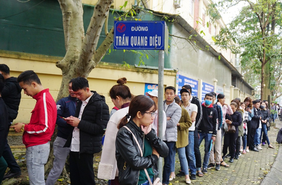 Người dân rồng rắn xếp hàng làm thủ tục cấp đổi hộ chiếu - 2 Người dân rồng rắn xếp hàng làm thủ tục cấp đổi hộ chiếu - 2
