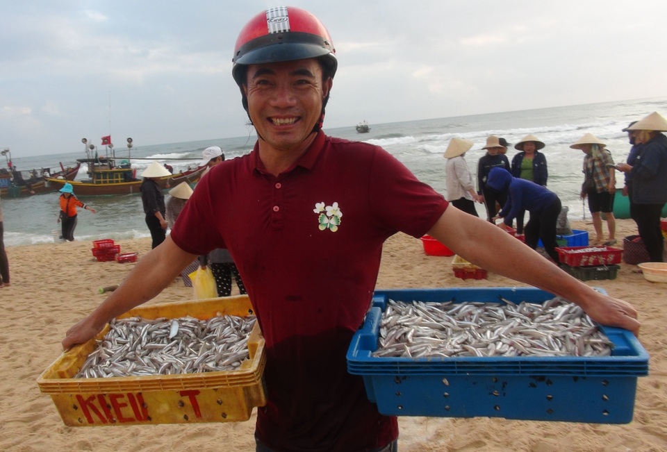 Ngư dân trúng đậm ngày mở biển, tàu về cá đầy khoang - 2 Ngư dân trúng đậm ngày mở biển, tàu về cá đầy khoang - 2