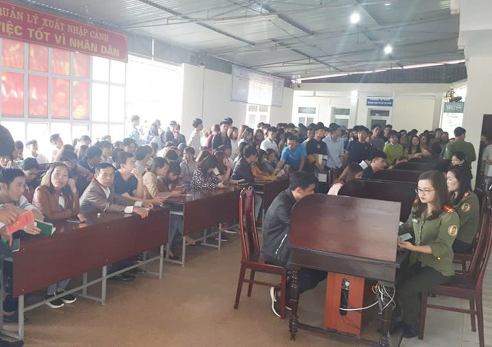 Hà Tĩnh: Người đi XKLĐ làm hộ chiếu đông nghịt sau Tết - 2 Hà Tĩnh: Người đi XKLĐ làm hộ chiếu đông nghịt sau Tết - 2
