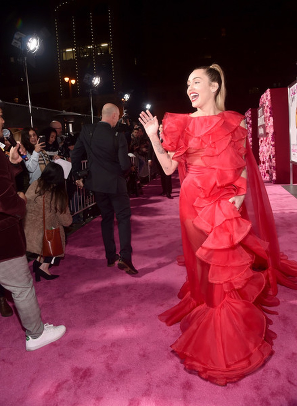 Miley Cyrus quyến rũ như công chúa với váy đỏ - 7 Miley Cyrus quyến rũ như công chúa với váy đỏ - 7