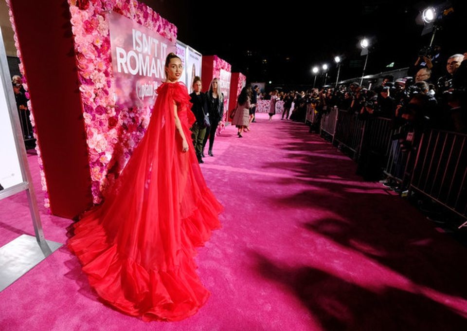 Miley Cyrus quyến rũ như công chúa với váy đỏ - 6 Miley Cyrus quyến rũ như công chúa với váy đỏ - 6