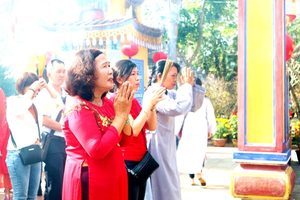 Du khách tham quan Hội An dịp Tết