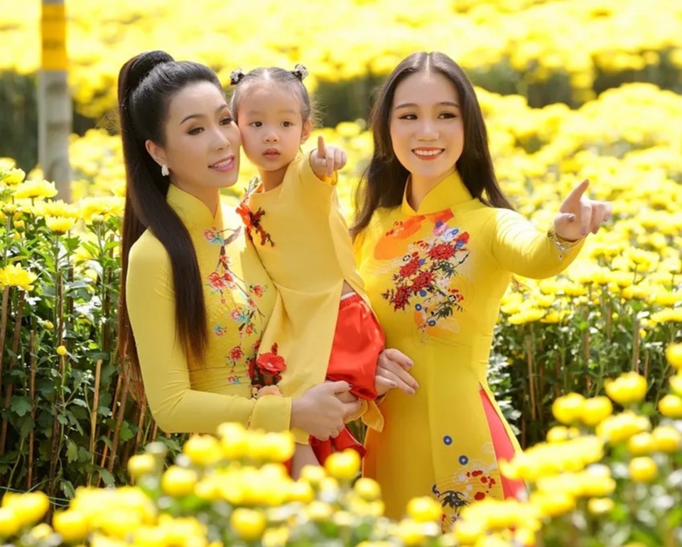 Con gái lớn Trịnh Kim Chi xinh như hoa hậu, điệu đà du xuân cùng mẹ - 9 Con gái lớn Trịnh Kim Chi xinh như hoa hậu, điệu đà du xuân cùng mẹ - 9