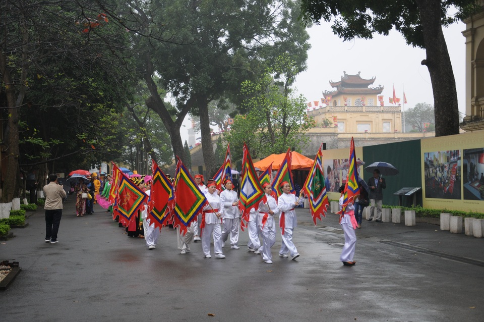 Người dân đội mưa đến dâng hương tại Hoàng thành Thăng Long - 2