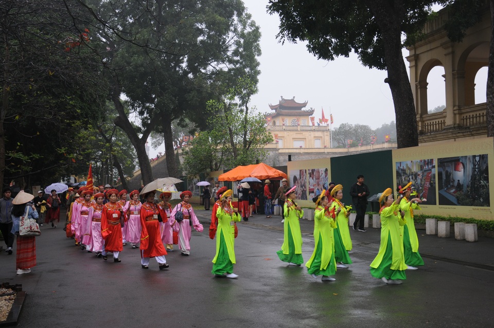 Người dân đội mưa đến dâng hương tại Hoàng thành Thăng Long - 1