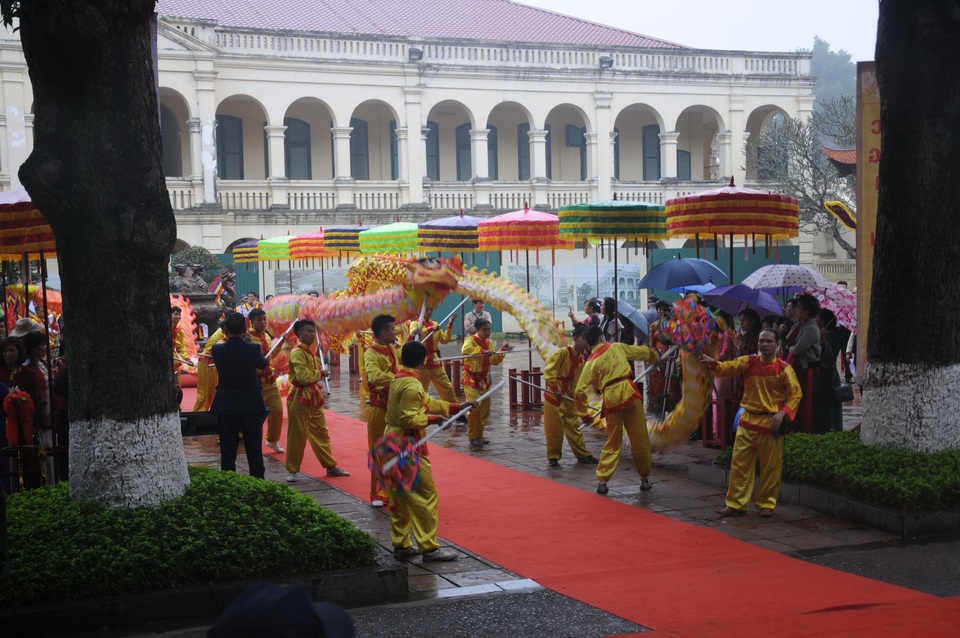 Người dân đội mưa đến dâng hương tại Hoàng thành Thăng Long - 6