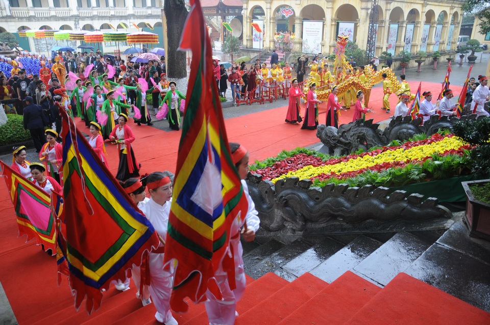 Người dân đội mưa đến dâng hương tại Hoàng thành Thăng Long - 7