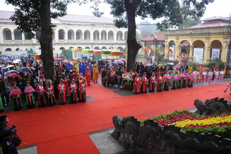 Người dân đội mưa đến dâng hương tại Hoàng thành Thăng Long - 5