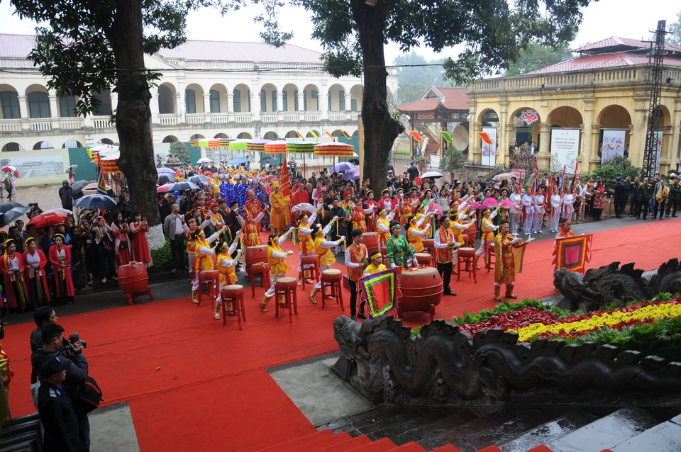 Người dân đội mưa đến dâng hương tại Hoàng thành Thăng Long - 4