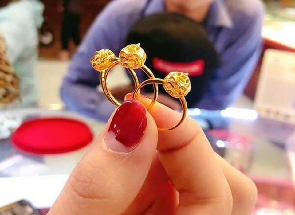 Heo vàng thần tài bán chạy hơn cả vàng nhẫn - 3 Heo vàng thần tài bán chạy hơn cả vàng nhẫn - 3