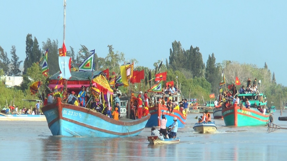 Bạc Liêu: Hàng ngàn người dự lễ Nghinh Ông Duyên Hải đầu năm mới - 4 Bạc Liêu: Hàng ngàn người dự lễ Nghinh Ông Duyên Hải đầu năm mới - 4