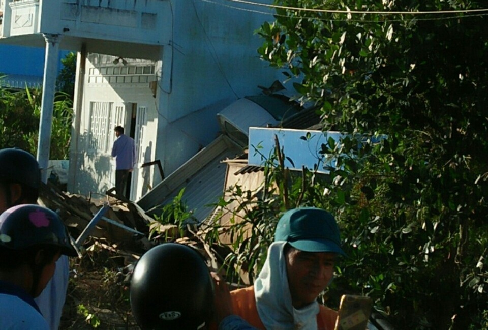 Đang lưu thông, xe tải bất ngờ tông sập mái nhà dân - 1 Đang lưu thông, xe tải bất ngờ tông sập mái nhà dân - 1