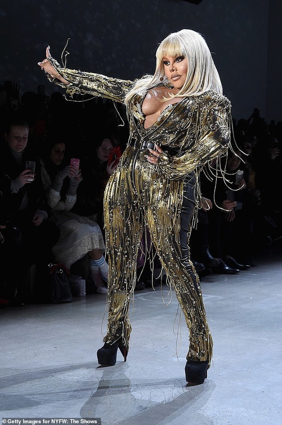 Lil Kim khoe ngực táo bạo - 5 Lil Kim khoe ngực táo bạo - 5