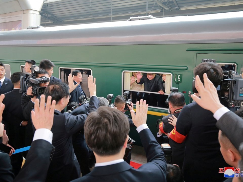 Đoàn tàu đặc biệt của ông Kim Jong-un - 3 Đoàn tàu đặc biệt của ông Kim Jong-un - 3