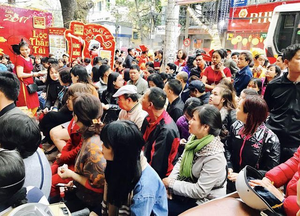 Thực hư quan niệm càng mua nhiều vàng càng phát tài lộc ngày Vía thần tài - 2 Thực hư quan niệm càng mua nhiều vàng càng phát tài lộc ngày Vía thần tài - 2