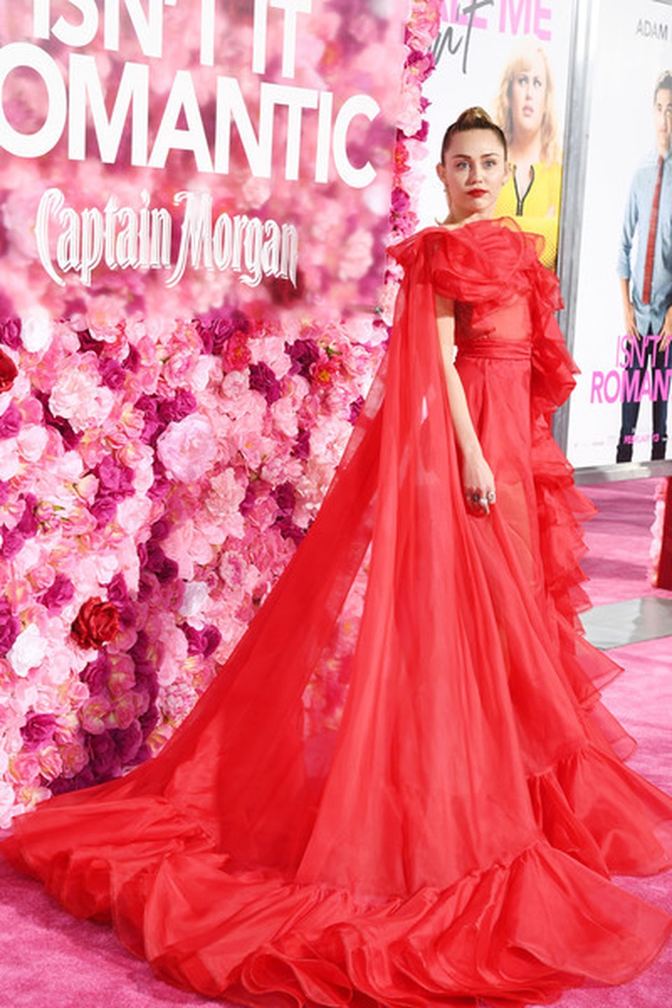 Miley Cyrus quyến rũ như công chúa với váy đỏ - 2 Miley Cyrus quyến rũ như công chúa với váy đỏ - 2