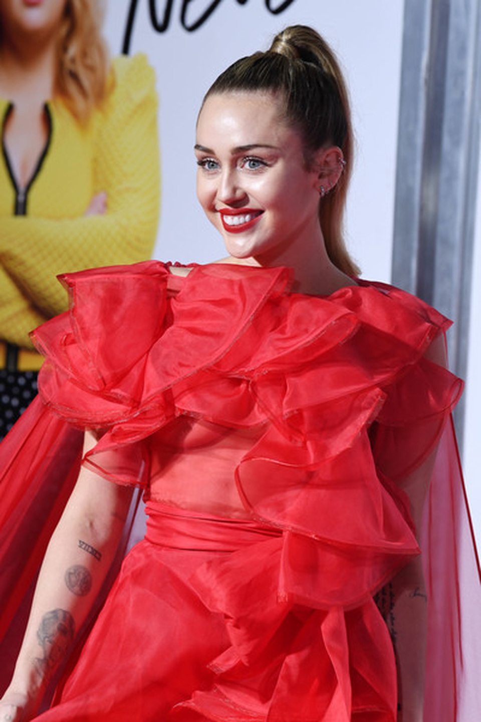 Miley Cyrus quyến rũ như công chúa với váy đỏ - 5 Miley Cyrus quyến rũ như công chúa với váy đỏ - 5