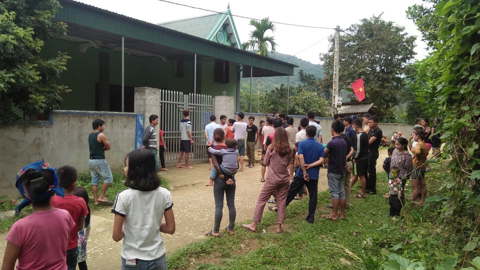 Rất đông người dân đến theo dõi sự việc. Rất đông người dân đến theo dõi sự việc.