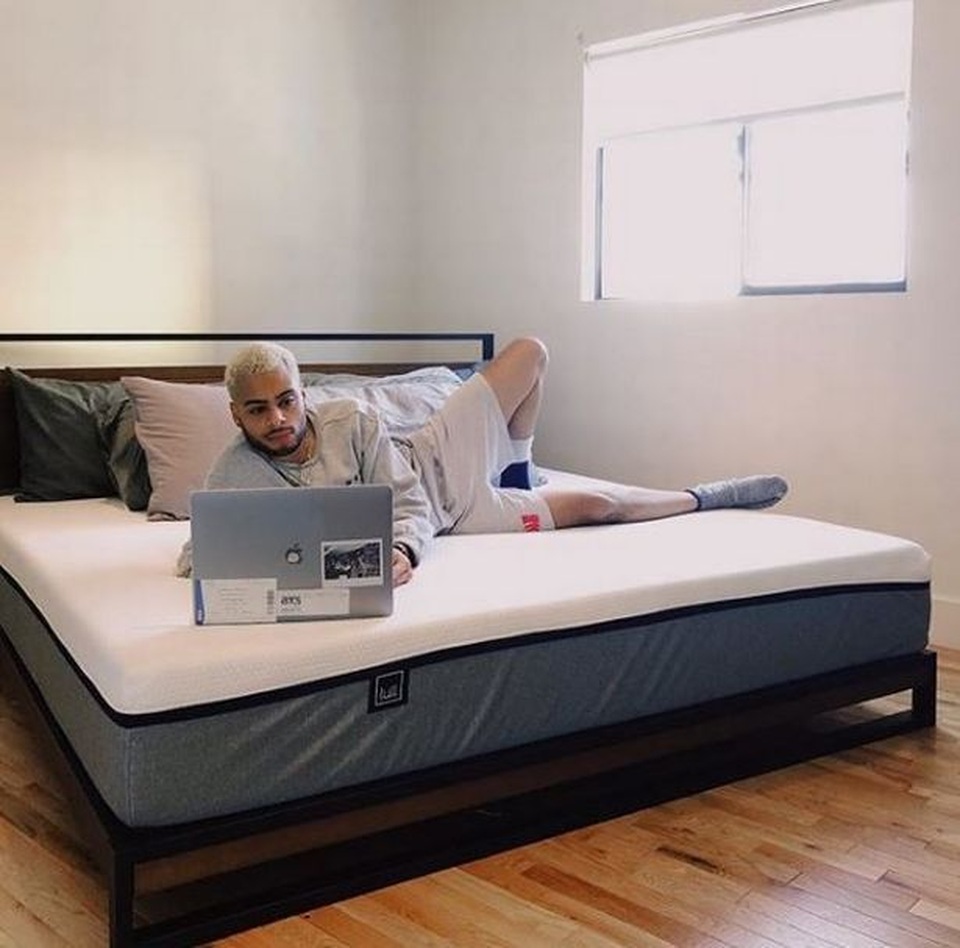 Jovan hiện đang sống trong một căn hộ lộng lẫy và trang trải tất cả các hóa đơn nhờ tiền ăn xin trên mạng. Jovan hiện đang sống trong một căn hộ lộng lẫy và trang trải tất cả các hóa đơn nhờ tiền ăn xin trên mạng.