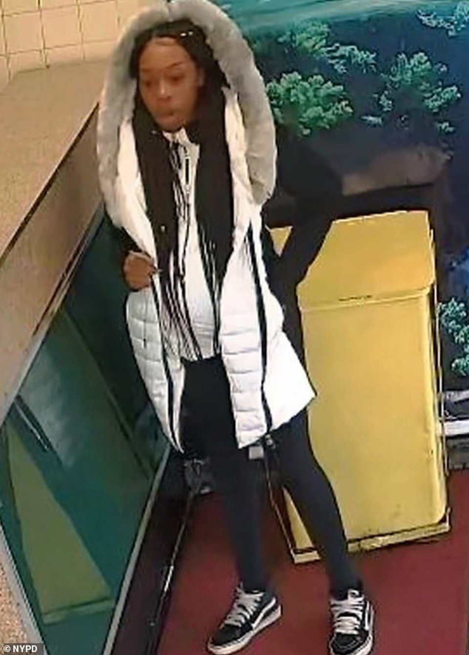 Thực khách cầm gậy đập vỡ cửa kính nhà hàng vì lý do khó tin - 1