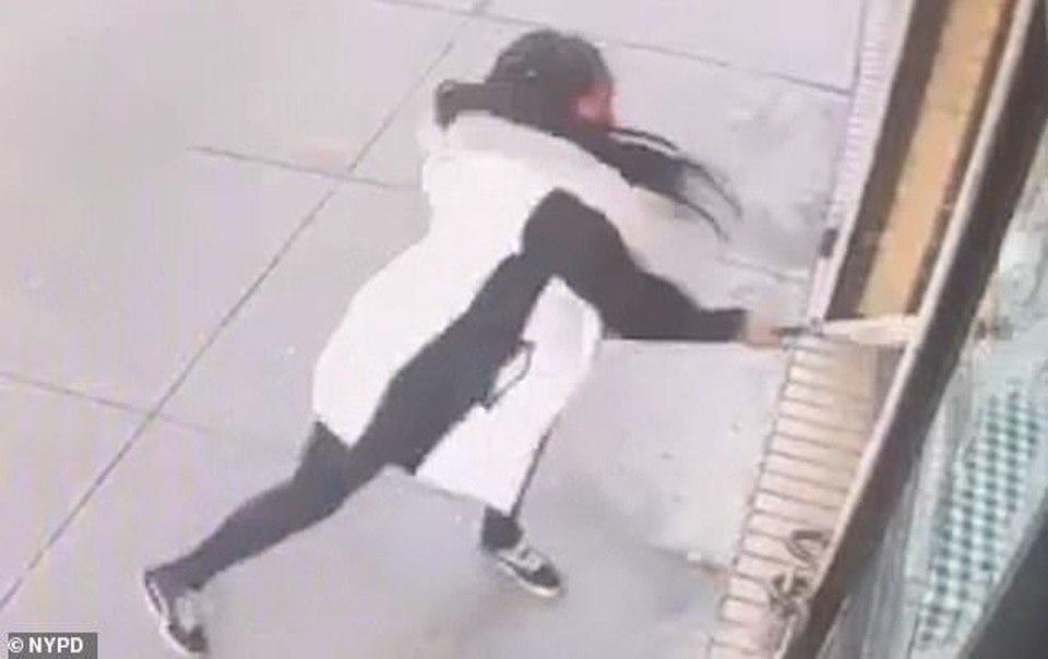 Thực khách cầm gậy đập vỡ cửa kính nhà hàng vì lý do khó tin - 2