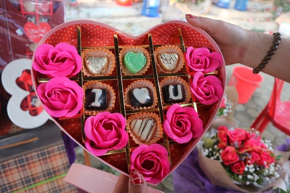Đa dạng thị trường quà tặng Valentine nhưng sức mua khá yếu - 14 Đa dạng thị trường quà tặng Valentine nhưng sức mua khá yếu - 14