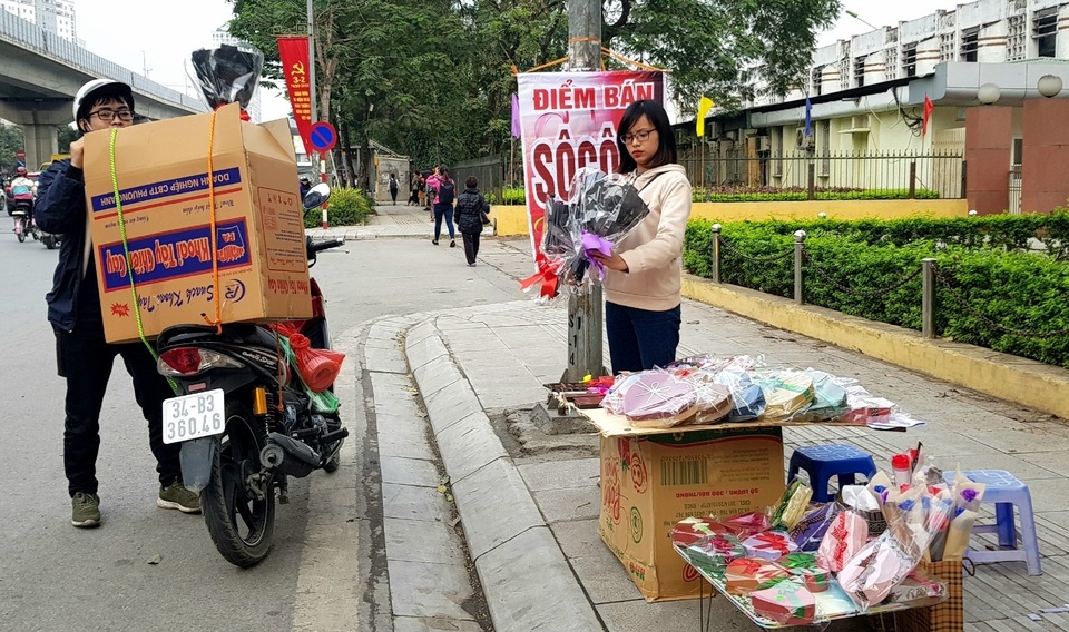 Sinh viên “hái ra tiền” nhờ bán socola và hoa hồng ngày lễ tình nhân - 1