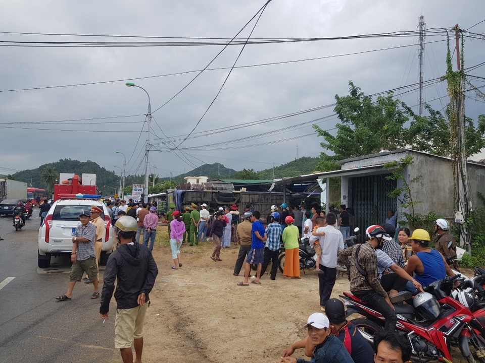 Xe khách chở hơn 30 người đâm nhà dân, lật nhào sau tiếng nổ lớn - 2 Xe khách chở hơn 30 người đâm nhà dân, lật nhào sau tiếng nổ lớn - 2