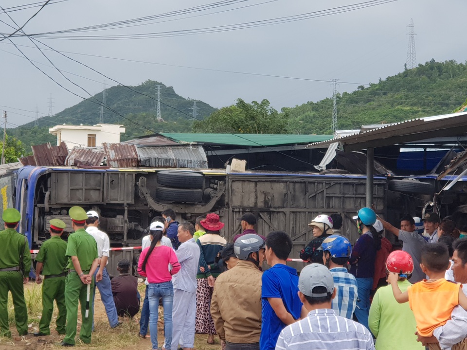 Xe khách chở hơn 30 người đâm nhà dân, lật nhào sau tiếng nổ lớn - 4 Xe khách chở hơn 30 người đâm nhà dân, lật nhào sau tiếng nổ lớn - 4