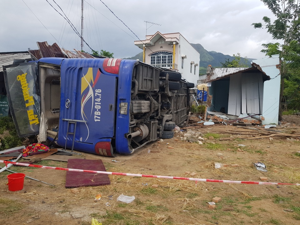 Xe khách chở hơn 30 người đâm nhà dân, lật nhào sau tiếng nổ lớn - 1 Xe khách chở hơn 30 người đâm nhà dân, lật nhào sau tiếng nổ lớn - 1